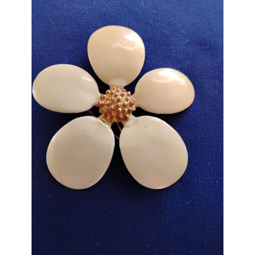Vintage Satin Finish Creamy Enamel & Gold Plate 1960s Daisy Flower Brooch